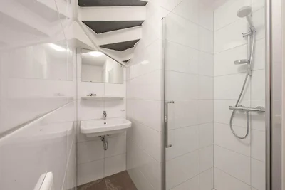 Villa dal tetto di paglia in un parco vacanze
