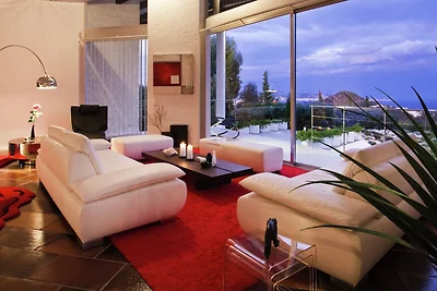Großzügig gestaltete Villa mit Meerblick