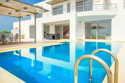 Villa auf Kreta mit Pool und Sonnenschirm