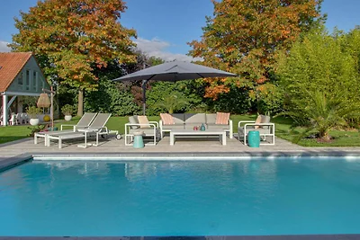 Schöne ländliche Villa mit schönem Pool