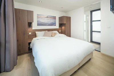 Villa am Wasser mit privater Dachterrasse