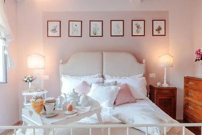 Convenient Home close to Train Station and...
