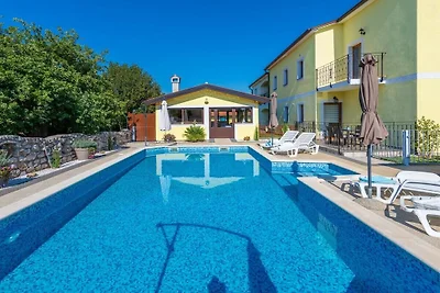 Apartamento vacacional en Labin con piscina.