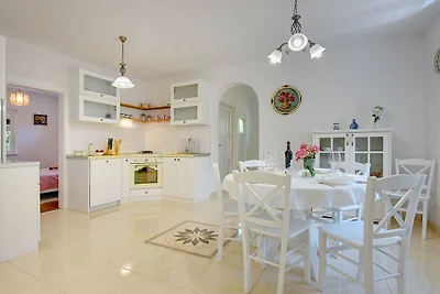 Bella villa con piscina e giardino recintato