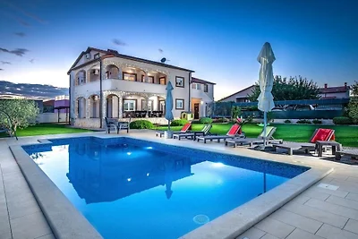 Villa in Pula mit Schwimmbecken