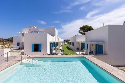 Casa vacanze in stile isolano con piscina a F...