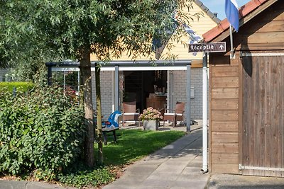 Geräumiges Ferienhaus mit Sauna in Strandnähe