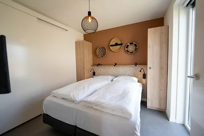 Moderne Lodge am Wasser