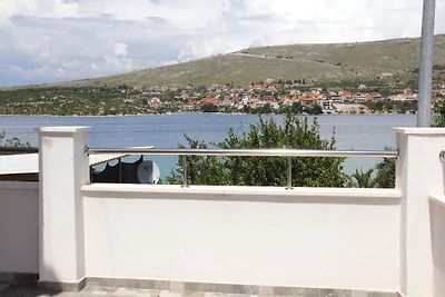 Wohnung in Grebatica mit Meeresstrand