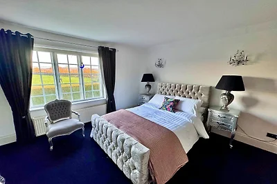 Pet-Friendly Holiday Home with Scenic Views, ...