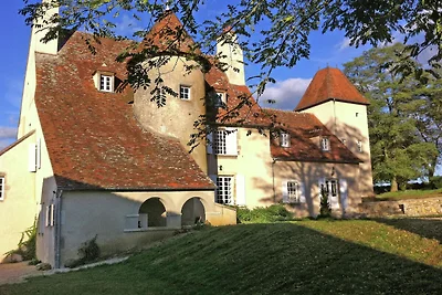 Château in der Auvergne mit Fluss und...