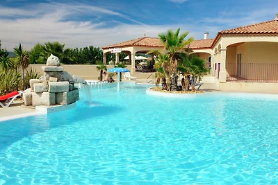 Villa estiva con terrazza o loggia, situata i...
