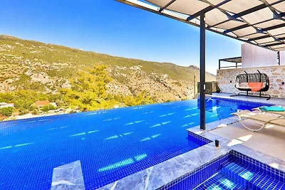 Villa in Kalkan mit Schwimmbecken