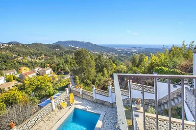 Villa in Cala Canyelles mit Meerblick & Pool