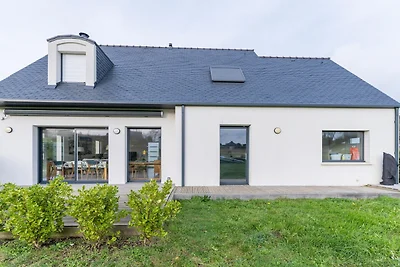 Nieuw huis met zwembad vlakbij het strand.