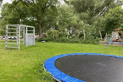 2 mit großem Garten, Spielplatz und Pool