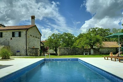 Traditionelles Ferienhaus mit Pool in Rojnici