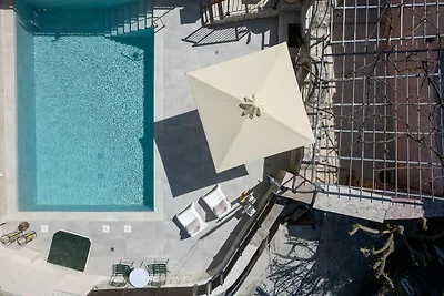 Villa in Garazo mit Pool und Bergblick