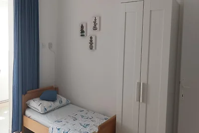 Geräumige Ferienwohnung mit Garten in Starigr...
