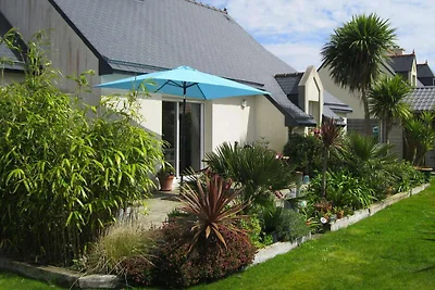 Casa con giardino tropicale vicino alla costa