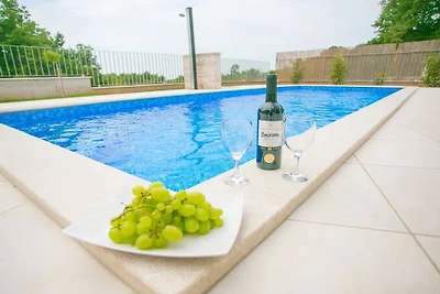 Villa in Tinjan mit Barbecue und Wifi