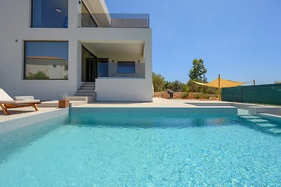 Villa in Sternes mit Pool und Bergblick