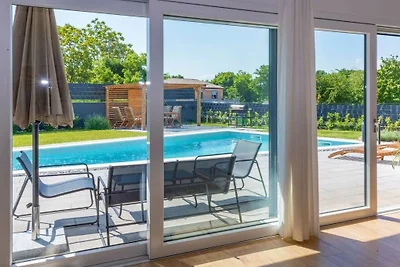 Villa en Nedešćina con piscina