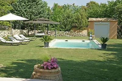 Villa con bellissimo giardino recintato