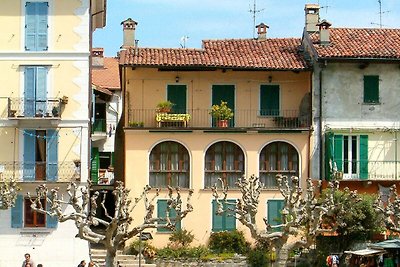 Traditionelles Landhaus am See im Piemont