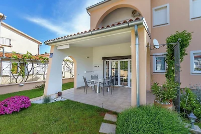 Wohnung in Vinkuran mit Garten