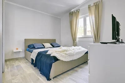 Boutique-Villa in Peroj mit Garten
