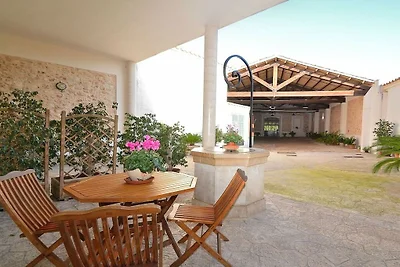 Ferienhaus in Llubi mit Schwimmbecken