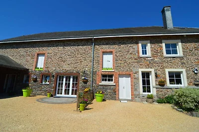 Abgeschiedenes Cottage in Sainte-Ode mit groß...