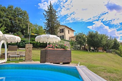 Ruhiges Ferienhaus in Piticchio mit Garten