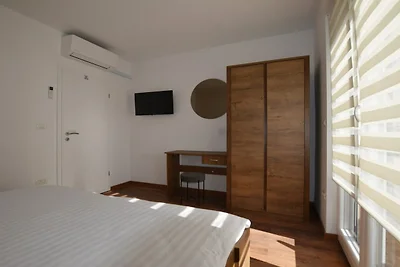 Warm and Welcoming Apartment with Balcony - T...