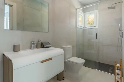 Modern Villa with Private Pool & Rooftop...