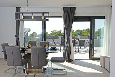 Holiday Home Infinity - Six Bedroom Guest Hou...