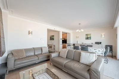 Modernes Apartment mit seitlichem Meerblick