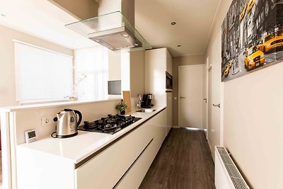 Modernes Ferienhaus mit Spülmaschine.