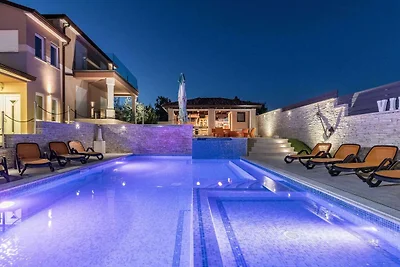 Luxuriöse Villa in Valtura mit privatem Pool