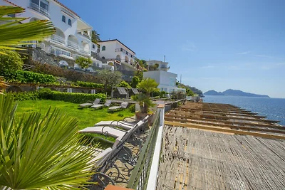Villa con patio vista mare
