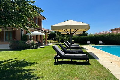 Villa seducente sulle colline toscane con...