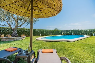 Friedlicher ländlicher Zufluchtsort mit Pool