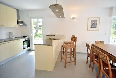 Villa mit einem Kamin 2 km. aus dem Meer
