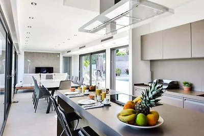 Villa in Mandelieu met verwarmd zwembad