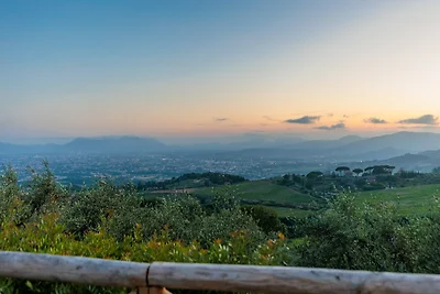 Villa mit Pool- und Weinbergblick
