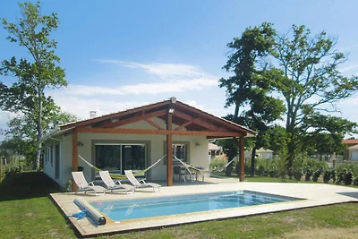Ferienhaus mit Pool in Grayan-et-l'Hôpital-eh...
