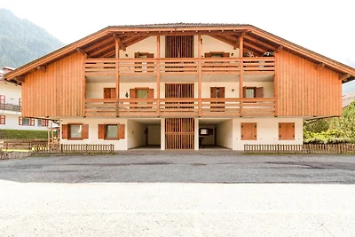 Geräumiges Chalet mit Garten in Tirol in...