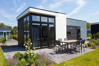 Sleek Lakeside Chalet für 4 Personen