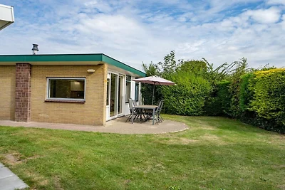 Bungalow in Den Burg mit Schwimmbecken